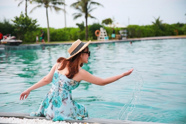 Một trong những góc chụp “thần thánh” quanh khuôn viên của bể bơi nước mặn