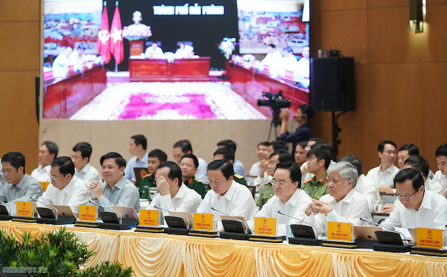 Các thành viên Chính phủ nghe báo cáo từ các địa phương (Nguồn: VGP)