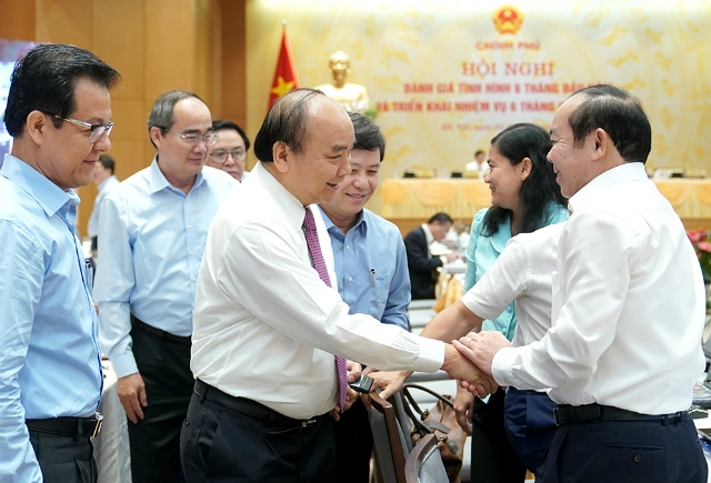 Thủ tướng Nguyễn Xuân Phúc bắt tay Chủ tịch Liên minh HTX Việt Nam Nguyễn Ngọc Bảo