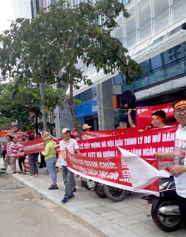 Cư dân căng băng rôn phản đối chủ đầu tư chậm bàn giao nhà