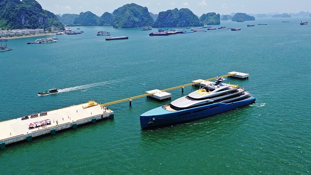 Du thuyền của tỷ phú Anh Joe Lewis ghé thăm Vịnh Hạ Long