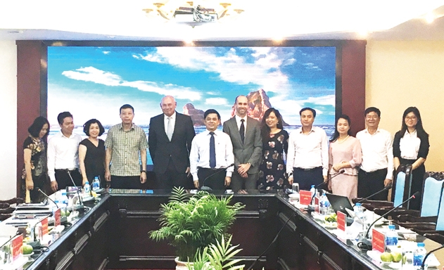 ​Lãnh đạo Liên minh HTX Việt Nam chụp ảnh lưu niệm với Đoàn chuyên gia Agriterra