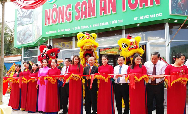 ​Một cửa hàng kinh doanh nông sản an toàn của HTX trong ngày khai trương