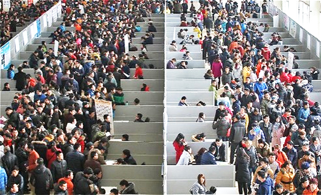 ​Cảnh chen chúc thường thấy tại một hội chợ việc làm ở Trung Quốc