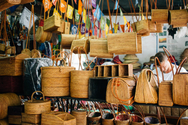 Các mặt hàng thủ công của anh Tony Triệu được nhiều khách hàng nước ngoài ưa chuộng