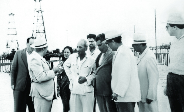 Chủ tịch Hồ Chí Minh thăm khu Công nghiệp dầu khí Bacu