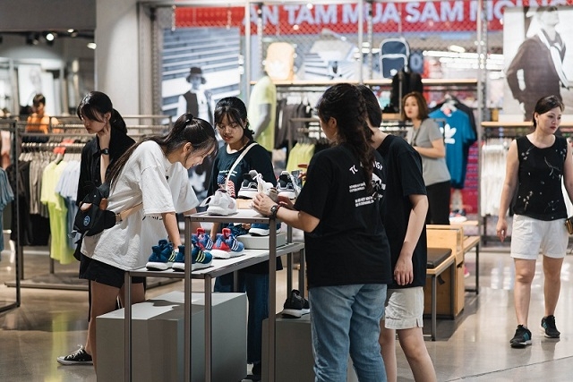 Trong suốt những ngày diễn ra Vincom Red Sale Carnival, các gian hàng phụ kiện, thời trang luôn đông khách dù mức giảm giá những ngày đầu mới chỉ lên tới 50%