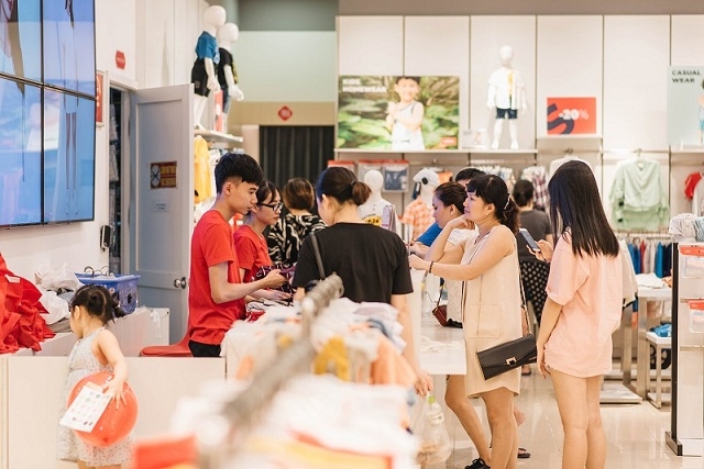 Gian hàng Canifa luôn với đủ các mặt hàng thời trang người lớn, trẻ em luôn tấp nập khách