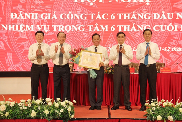 Ban thường vụ Liên minh HTX Việt Nam trao tặng Kỷ niệm chương Vì sự nghiệp phát triển HTX cho Bí thư tỉnh uỷ, Chủ tịch HĐND tỉnh Sơn La Hoàng Văn Chất