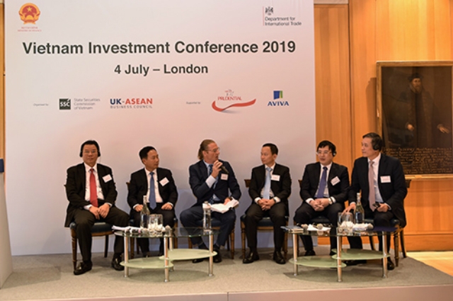 Phiên thảo luận do ông Dominic Scriven - Chủ tịch Dragon Capital (thứ 3 từ trái sang) điều phối, cùng sự tham gia của ông Trần Văn Dũng - Chủ tịch UBCKNN (thứ 2 trái sang)