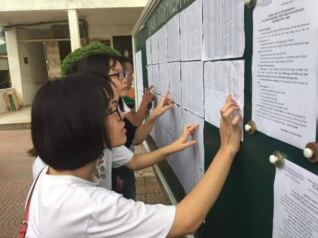 Các thí sinh kiểm tra điểm thi