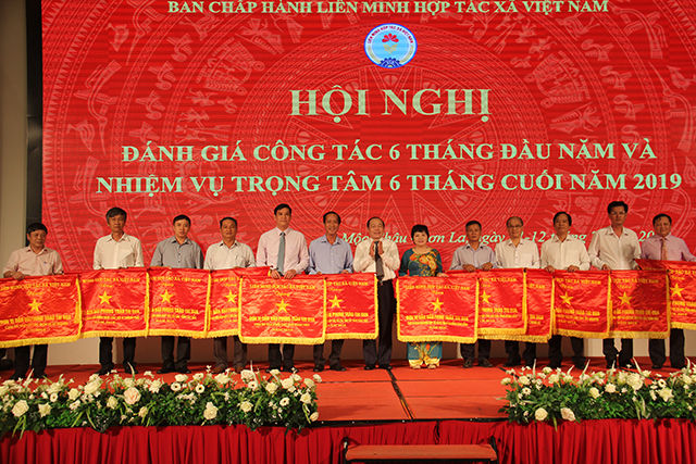 Chủ tịch Liên minh HTX Việt nam tặng cờ thi đua cho các đơn vị có thành tích xuất sắc.