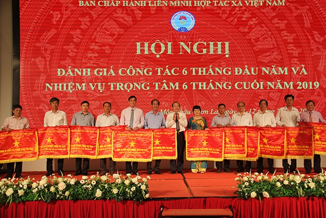 Chủ tịch Liên minh HTX Việt nam tặng cờ thi đua cho các đơn vị có thành tích xuất sắc.