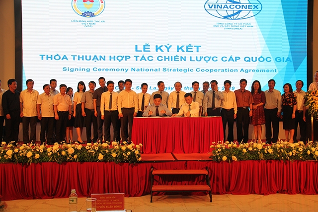 Lãnh đạo Liên minh HTX Việt nam và lãnh đạo Tổng công ty Vinaconex chứng kiến lễ ký kết.