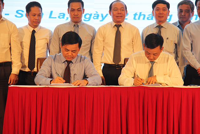 Phó chủ tịch Liên minh HTX Việt Nam Nguyễn Văn Thịnh và Tổng giám đốc Vinaconex Nguyễn Xuân Đông ký kết thoả thuận hợp tác