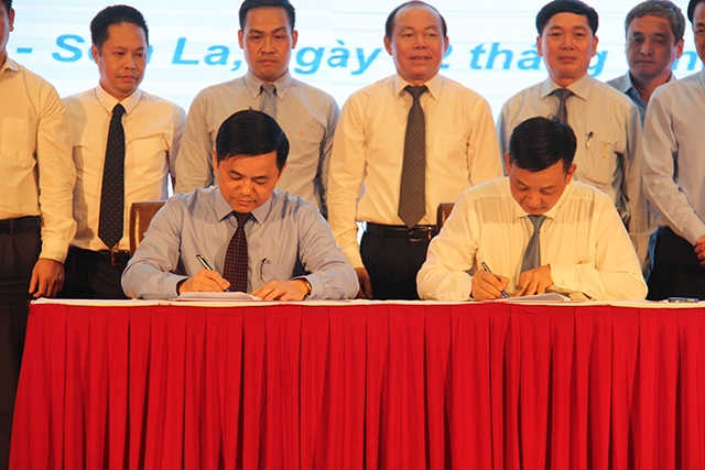 Phó chủ tịch Liên minh HTX Việt Nam Nguyễn Văn Thịnh và Tổng giám đốc Vinaconex Nguyễn Xuân Đông ký kết thoả thuận hợp tác