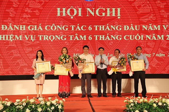 Phó Chủ tịch Liên minh HTX Việt Nam Lê Văn Nghị tặng bằng khen cho các cá nhân và tập thể có thành tích xuất sắc
