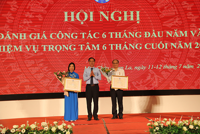 Phó Chủ tịch Liên minh HTX Việt Nam Nguyễn Mạnh Cường tặng Bằng khen cho các cá nhân