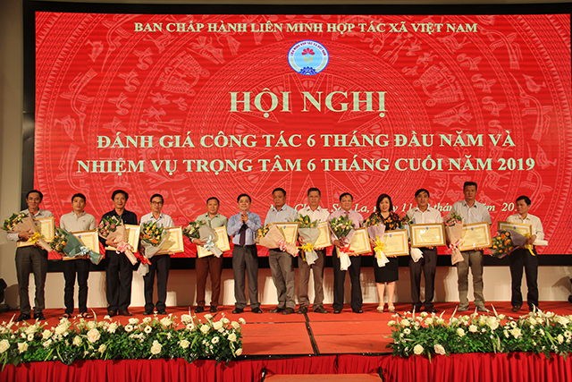 Phó Chủ tịch Liên minh HTX Việt Nam Nguyễn Văn Thịnh tặng bằng khen cho các cá nhân và tập thể có thành tích xuất sắc.