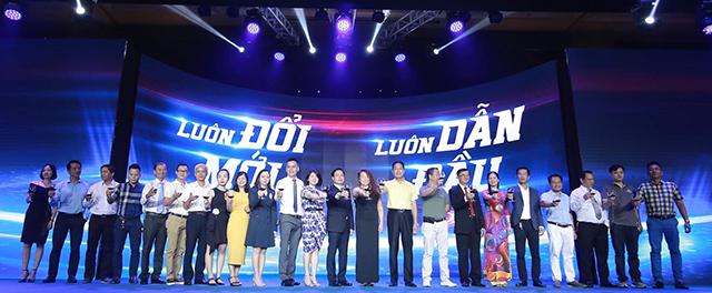 Đại diện AkzoNobel và các nhà phân phối nâng ly chúc mừng lễ ra mắt.