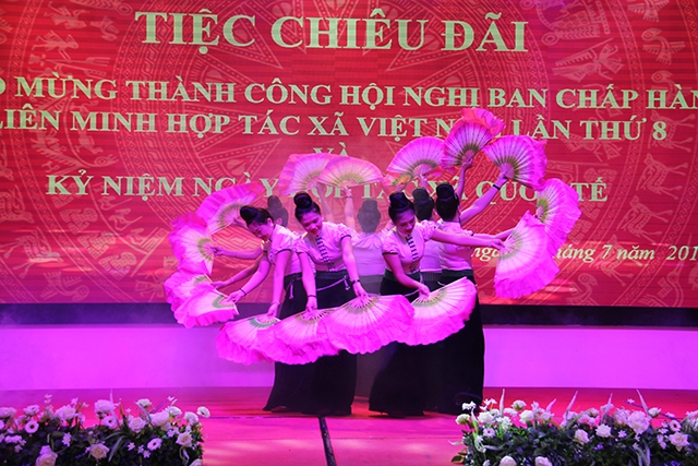 Tiết mục văn nghệ chào mừng thành công Hội nghị.