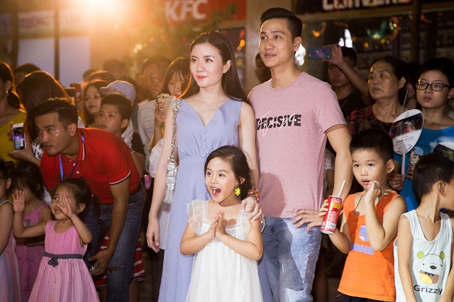 Những em bé hào hứng theo dõi các tiết mục ảo thuật hấp dẫn