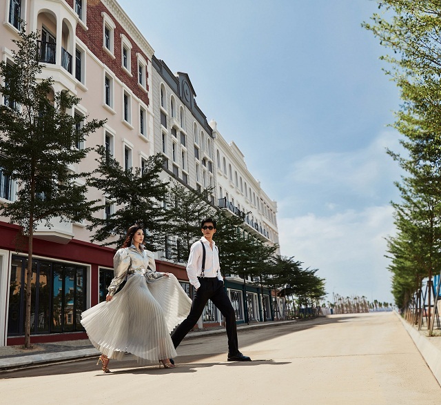 Đại lộ Úc Phi được thiết kế rộng 21m, dài 600m hướng thẳng ra bờ biển Bãi Cháy