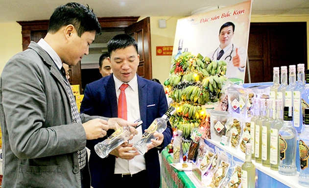 Rượu chuối của HTX đang là đặc sản của tỉnh