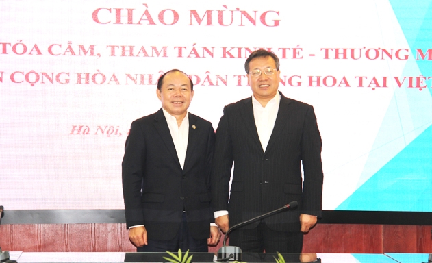 Chủ tịch Liên minh HTX Việt Nam Nguyễn Ngọc Bảo và ông Hồ Tỏa Cẩm chụp ảnh lưu niệm
