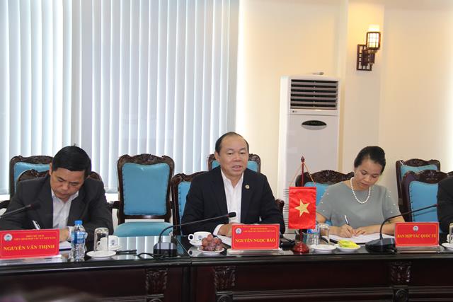 Chủ tịch Liên minh HTX Việt Nam Nguyễn Ngọc Bảo (giữa) phát biểu tại cuộc làm việc