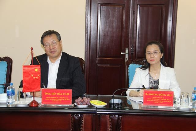 Ông Hồ Toả Cẩm, Công sứ Tham tán Kinh tế - Thương mại Đại sứ quán Cộng Hoà nhân dân Trung Hoa, bà Hoàng Đông MaiBí thư thứ nhất Phòng Tham tán Kinh tế - Thương mại