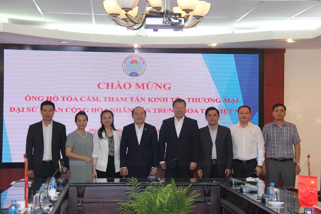 Các đại biểu chụp ảnh lưu niệm