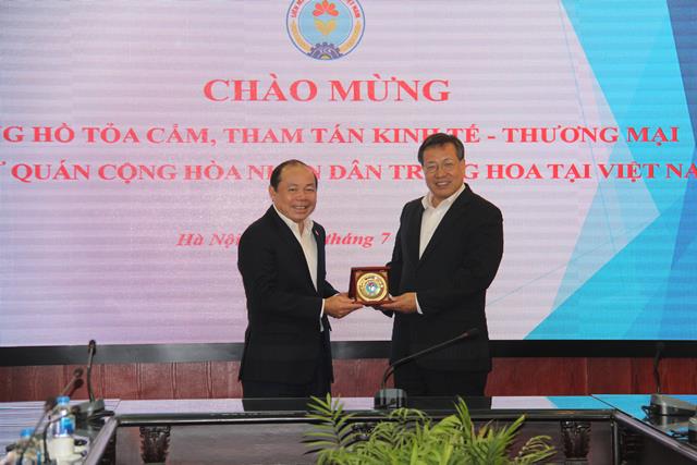 Chủ tịch Nguyễn Ngọc Bảo trao tặng logo của Liên minh HTX Việt Nam cho ông Hồ Toả Cẩm