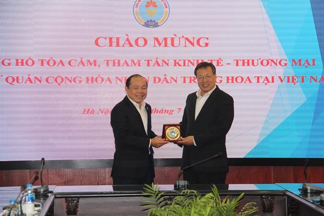 Chủ tịch Nguyễn Ngọc Bảo trao tặng logo của Liên minh HTX Việt Nam cho ông Hồ Toả Cẩm