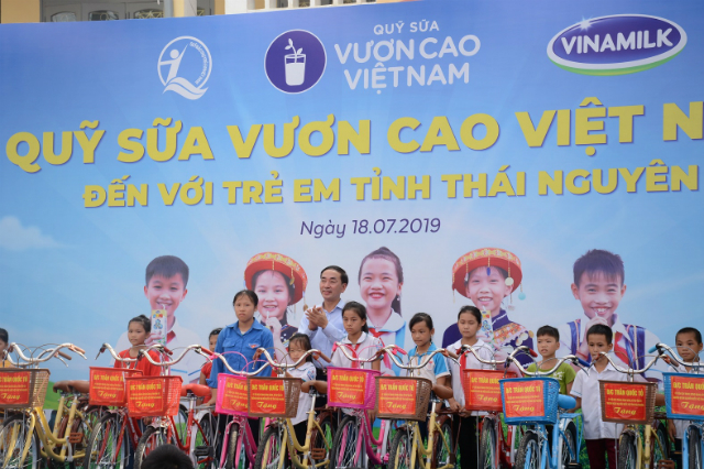 Ông Trần Quốc Tỏ - Ủy viên Ban chấp hành Trung ương Đảng, Bí thư Tỉnh ủy, Trưởng đoàn đại biểu Quốc hội tỉnh Thái Nguyên trao tặng 20 chiếc xe đạp cho các em học sinh có hoàn cảnh khó khăn huyện Định Hóa để quãng đường đến trường của các em được dễ dàng hơn