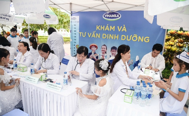 Các em học sinh hào hứng tham gia các trò chơi vui nhộn, thú vị trong chương trình và nhận các phần quà từ Vinamilk