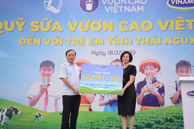 Bà Bùi Thị Hương, Giám đốc Điều hành Nhân sự, Hành chính & Đối ngoại (NS,HC&ĐN) của Vinamilk trao tặng bảng tượng trưng 70.000 ly sữa tương đương 470 triệu đồng cho 780 em học sinh có hoàn cảnh khó khăn tại Thái Nguyên
