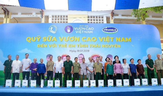 Bà Trương Thị Mai - Ủy viên Bộ Chính trị, Bí thư Trung ương Đảng, Trưởng ban Dân vận Trung ương, cùng lãnh đạo Trung ương, địa phương và công ty Vinamilk trao tặng quà đến các gia đình chính sách, gia đình có công với cách mạng nhân kỷ niệm 72 năm Ngày Thương binh - Liệt sỹ 27/7