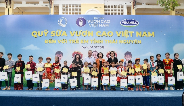 Bà Trương Thị Mai - Ủy viên Bộ Chính trị, Bí thư Trung ương Đảng, Trưởng ban Dân vận Trung ương, cùng lãnh đạo Trung ương, địa phương và công ty Vinamilk trao tặng học bổng và quà tặng cho các em học sinh có thành tích xuất sắc, vượt khó vươn lên trong học tập