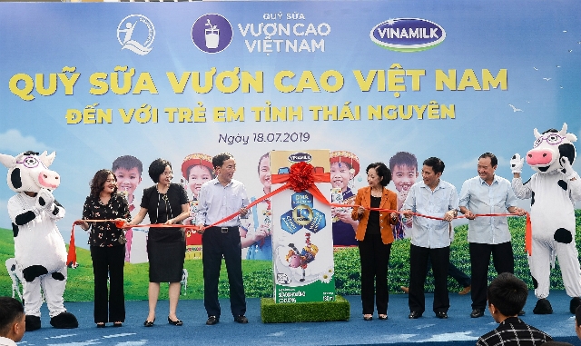 Các đại biểu thực hiện nghi thức mở quà tặng, tượng trưng cho những hộp sữa mà Vinamilk và Quỹ sữa Vươn cao Việt Nam sẽ dành tặng đến các em học sinh Thái Nguyên