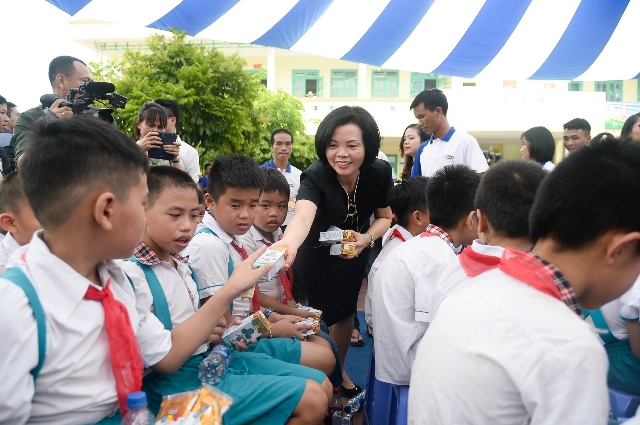 Bà Bùi Thị Hương, Giám đốc Điều hành NS,HC&ĐN của Vinamilk trao tận tay các hộp sữa thơm ngon và bổ dưỡng đến các em học sinh tham dự chương trình