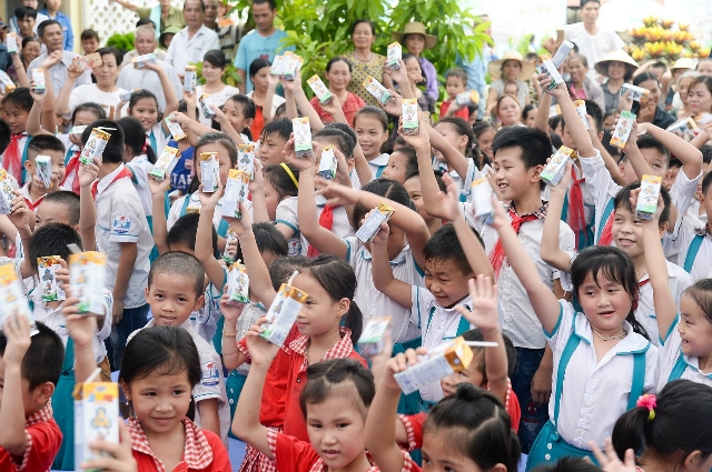 Niềm vui uống sữa trên gương mặt các em học sinh trường tiểu học Quy Kỳ, huyện Định Hoá, tỉnh Thái Nguyên
