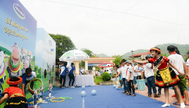 Các em học sinh tham dự chương trình được các bác sĩ thuộc Trung tâm Dinh dưỡng Vinamilk khám sức khỏe và tư vấn dinh dưỡng
