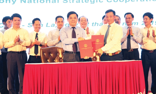 Phó Chủ tịch Liên minh HTX Việt Nam Nguyễn Văn Thịnh và Tổng Giám đốc Vinaconex Nguyễn Xuân Đông trao đổi biên bản thỏa thuận hợp tác đã ký kết