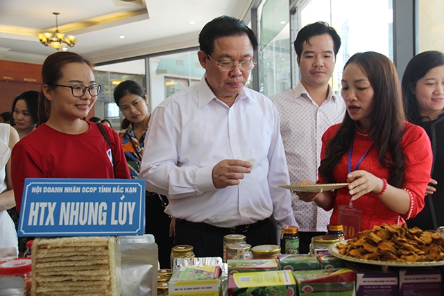 Phó Thủ tướng Vương Đình Huệ thăm gian hàng của HTX Nhung Luỹ tỉnh Bắc Kạn tham gia trưng bày tại hội nghị.