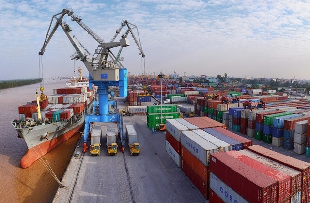 Theo số liệu vừa được Tổng cục Hải quan công bố, trong kỳ I tháng 7/2019, cán cân thương mại hàng hóa quay lại trạng thái nhập siêu. (Ảnh Internet)