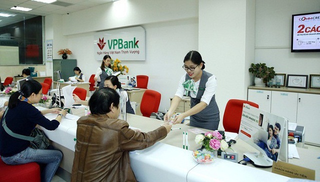 Khách hàng giao dịch tại VPBank