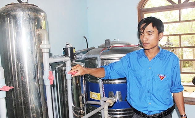 ​Anh Trần Hữu Tịnh kiểm tra hệ thống sản xuất