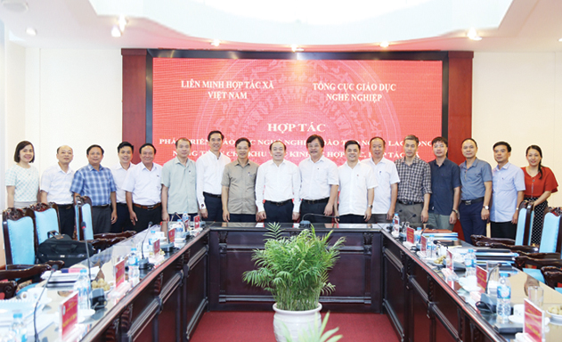 Lãnh đạo Liên minh HTX Việt Nam và lãnh đạo Tổng cục Giáo dục nghề nghiệp chụp ảnh lưu niệm sau buổi làm việc