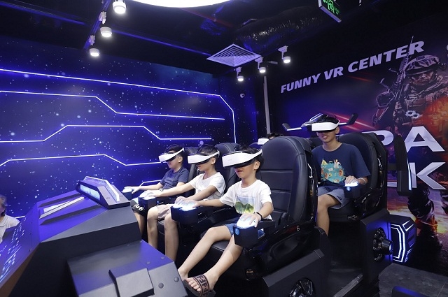 Các khách hàng nhí cảm thấy “quá đã” với các trò chơi công nghệ cao tại tầng 3 TTTM